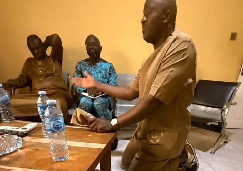 Desmond Elliot kneels before Gbajabiamila, apologises over APC primary fallout