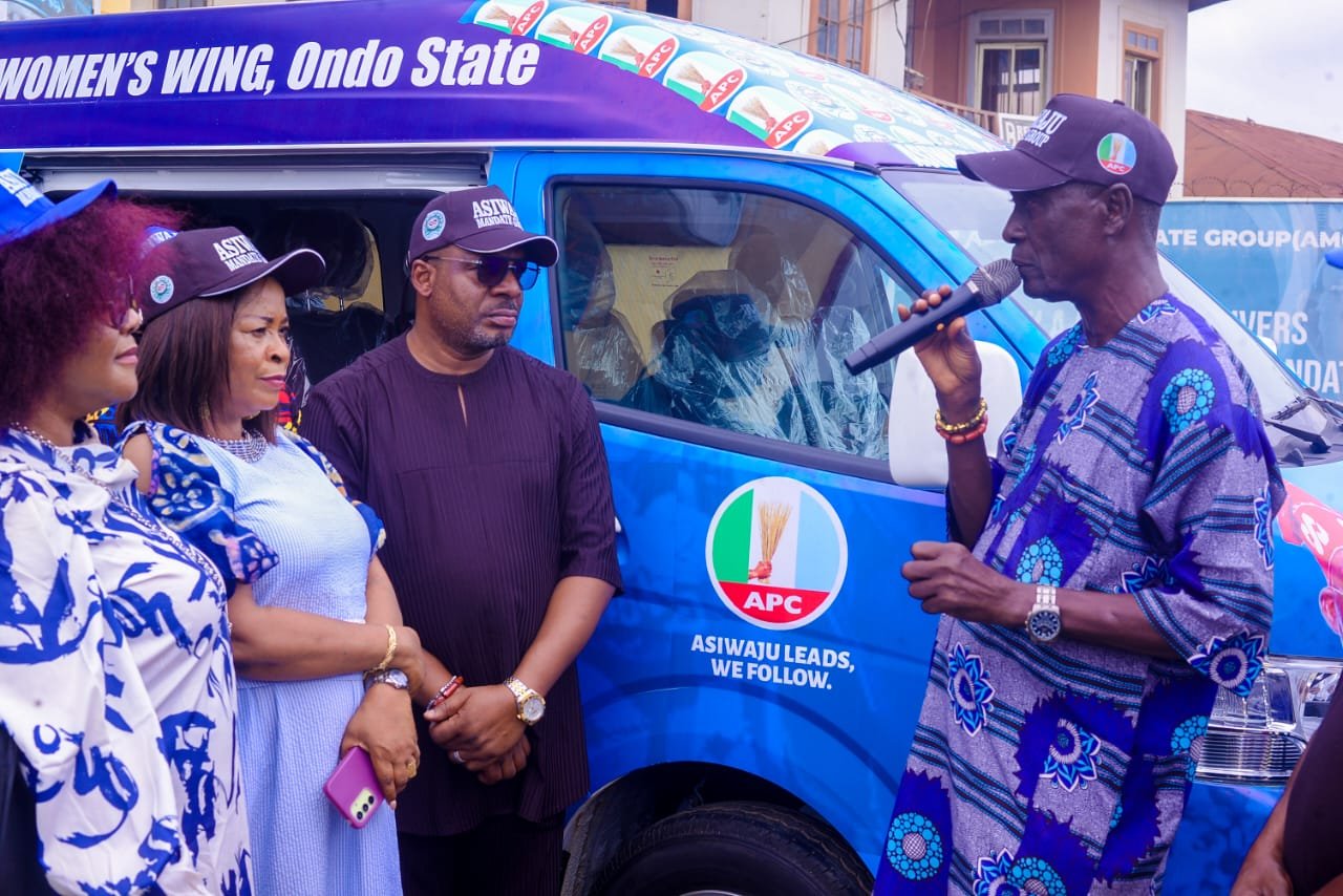 AMG Women’s Wing, Elan Club Receive 18-Seater Buses From Tunji-Ojo