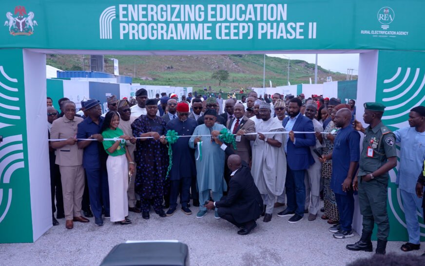 FG commissions 3MW solar hybrid power project at Yakubu Gowon University